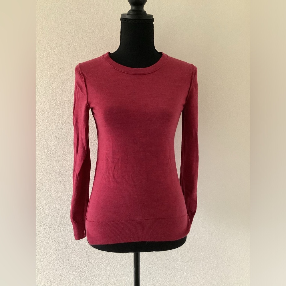 Pre-owned 100%extra fine merino wool sweater by GAP in XS. Fitted. Machine wash